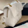 Klassisk kvinnlig designer ryggsäckväskor toppkvalitet äkta läder kaviar crossbody handväskor diamant quiltning klaff axelväska gyllene metallkedja totes