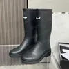 Women Rubber Rain Boots Platform Pvc Knee Boot 23fw على الطراز غير الرسمي مقاوم للماء بليمة بوت بوتس بوتس بوتس أحذية شتوية في الهواء الطلق مع صندوق NO431