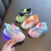 Sneakers leidde kinderen gloeiende schoenen babymeisjes Lumineuze jongens verlichting rennen zomer kinderen ademende mesh sneaker 221125