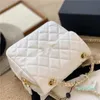 Klassisk kvinnlig designer ryggsäckväskor toppkvalitet äkta läder kaviar crossbody handväskor diamant quiltning klaff axelväska gyllene metallkedja totes
