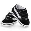 İlk yürüyüşçüler güzel doğmuş kız bebek erkek çocuk yumuşak ayakkabı anti -slip tuval spor ayakkabı eğitmenleri prewalker black white 018m 221125