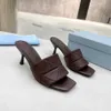 Prado klackar designer höga sandaler kvinnor sandaler sandal strand tofflor skor metall tryckt läder lyx varumärke casual triangel prads mtgl