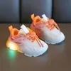 Sneakers leidde kinderen gloeiende schoenen babymeisjes Lumineuze jongens verlichting rennen zomer kinderen ademende mesh sneaker 221125