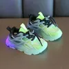 Sneakers leidde kinderen gloeiende schoenen babymeisjes Lumineuze jongens verlichting rennen zomer kinderen ademende mesh sneaker 221125