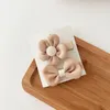 헤어 액세서리 2pcs bow flower 귀여운 여자 머리 장식 아기 머리핀 봄 여름 야생 오리 빌 클립 밀크 티 컬러 천 사이드 클립 헤드웨어