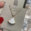 Naszyjniki wiszące v spódnica Naszyjnik Kobiety 18k Rose Gold inkrustowane z Mozanne Diamond Red Red Chalcedony Biały Fritillaria Mały łańcuch obojczyka wentylatora