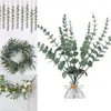 Flores decorativas 20pcs plantas artificiais eucalipto folhas plantas verdes plásticas falsas para a parede de flores de casamento decoração de decoração de pografia adereços