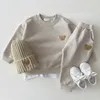 Familie matching outfits gepersonaliseerde peuter babyjongen meisje herfstkleding sets kleding set kinderen sportbeer sweatshirt broek 2 stks pakken 221125