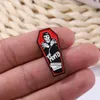 Misfits Coffin Enamel Pins Niestandardowe szkieletowe broszki klapy odznaki gotycki fajny punkowy ciemny prezent dla przyjaciół 8251884