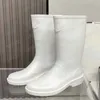 Kadınlar Kauçuk Yağmur Botları Tasarımcı Platformu PVC diz botu 23FW Gündelik Stil Su Geçirmez Önyükleme Lüks Yağmur Botları Su Ayakkabı Tabanları Açık Kış Botları Kutu No431