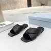 Prado klackar designer höga sandaler kvinnor sandaler sandal strand tofflor skor metall tryckt läder lyx varumärke casual triangel prads mtgl