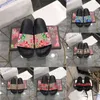 Дизайнерские мужчины Женщины тапочки резиновые слайды сандалии квартиры клубничные пчелы с зелеными красно -белыми веб -обувью Summer Beach Outdoor Flip Fl