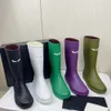 Kvinnor gummi regn stövlar designer plattform pvc knä boot 23fw casual stil vattentät welly boot lyx regn stövlar vatten sko sulor utomhus vinter stövlar med låda nr431