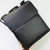 7A Kalite Tasarımcıları Erkek çantası Siyah evrak çantaları tasarımcı deri omuz çantaları moda crossbody üçgen haberci çantası orta boy erkekler kısa vakalar