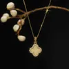 Colliers à pendentif Le nouveau tiktok à double face un deux portant un collier en argent 925 tremble trèfle à quatre feuilles.