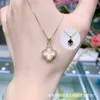 Pendnt-halsbindningar tiktok Lucky Clover Necklce Femle Fritillri dubbelsidig pendnt lite mer thn smll lyx samma röda linje.