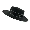 ベレー帽の女性帽子英国レトロm帽子ウールビッグブリムフラットトップチャポーフェムラックスウェディングフェドラ