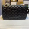 Diseñadores de marca de lujo para mujer Bolsos de hombro Textura elegante Bolso bandolera de cuero sólido Bolso de sobre de cadena ajustado de metal dorado Venta directa de fábrica