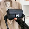 スモールスクエアバッグ女性の新しいファッションソリッドカラーアンダーアームバッグファッションバージョンフレンチスティックシンプルなメッセンジャーアウトレット財布