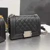 Bolsas de ombro de designer de luxo feminino 2023 Moda Caviar Calfskin Envelope Mini Mini Camaque Gold Cadeia Metal Cadeia Crossbody Bag Factory Sale direta