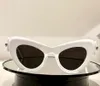 Cat Eye Frame White Grey Solglasögon Solglasögon 0204 Kvinnor Fashion Sunnies Shades UV400 Eyewear With Box
