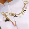 Keychains Lanyards Luxury Keychain for Men Classic Brand Designer Key Ring Bag Womens Pendants Flower Letter V Buckle Car Keches Mischains Handmade Key Chain Bracelet