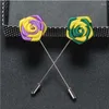 装飾的な花20pcsカラフルな男の花groom boutonniere布サテンローズフラワーマンボタンホールウェディングパーティープロムスーツコサージピンブローチ