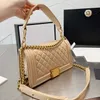 Kvinnors lyxdesigner axelpåsar mode textur diamant diamantformad coyote väska klassisk guld hårdvara kedja rem crossbody väska fabrik direktförsäljning