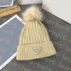 太いウールの帽子の女性冬の帽子屋外温かいカシミアニットキャップレタートライアングルバッジビーニー