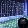 Cuerdas Red de energía solar LED Cadena de luces a prueba de agua 8 modos 1.1x1.1m 2X3M Cortina Lámpara de hadas para el banquete de boda Festival Decoración de Navidad