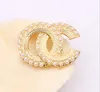 20 couleurs Marque De Mode Designer Lettre Broche Or Argent Multicolore Perle Broche Femmes Perle Strass Costume Broche Bijoux Accessoires