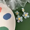 Orecchini sul retro stile coreano piccolo fiore di girasole giallo acrilico margherita clip sul pendente Mori fiori in resina clip per orecchie a vite per donna