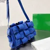 イブニングバッグ高品質の枕バッグ女性3D織りハンドバッグショルダーレザーラグジュアリーデザイナーバッグ