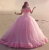 Roze baljurken Quinceanera -jurken Handgemaakte bloemen van schouder Ruches Zoete jurk tule plus maat