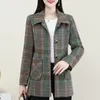 Kvinnorjackor Kort kappa Kvinnors 2022 Spring Autumn Dress Middle-Aged och Old Female Plaid Mother's Long Sleid Slim Top Cardigan