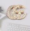 15estilo 18K Banhado a Ouro G Letra Broche Clássico Marca Designer Pérola Feminina Pérola Letras Strass Broches de Terno Pino Moda Jóias Acessórios