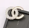 20 kolorów znana marka projektant urok podwójna litera złoto srebro wielokolorowa perła broszka kobiety perła broszka z kryształkami garnitur Pin biżuteria akcesoria
