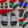 Ny stil tofflor manlig designer sandaler strandskor pil nagel bokstäver tjocka sulor vattentät anti-glid godis utomhus fast färg Herringben tofflor 38-45