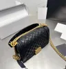 Lüks marka tasarımcı çantaları bayan omuz çantası deri metal titreme kayışları alt koltuk paketi moda kafes çanta zinciri çapraz gövde zarf torbası cüzdan