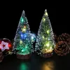 Kerstdecoraties Mini kleine boom met LED -licht witte rand dennennaald decoratie bureaublad ornament cadeau groene ceder 221130