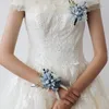 Fleurs décoratives fleur de poignet de mariage boutonnière bleue artificielle avec décoration de ruban de baie de soie pour la cérémonie de bal de mariée marié