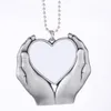 Andra festliga festförsörjningar sublimering metallprydnader Hand Holding Heart Decoration Party Supplies Car Hang Dekorationer P1130