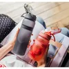 Bottiglie d'acqua Bottiglia portatile in materiale Tritan da 6 colori con cannuccia Sport all'aria aperta Fitness Bere bottiglia di plastica durevole 221130