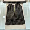 Modne rękawiczki jagnięta sprzedawane z pudełkowymi czarnymi czarnymi zimowymi rękawiczkami na sprzedaż