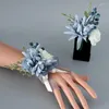 Fleurs décoratives fleur de poignet de mariage boutonnière bleue artificielle avec décoration de ruban de baie de soie pour la cérémonie de bal de mariée marié