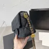 Kadın Lüks Tasarımcıları Omuz Çantaları 2023 Kadın Moda Mini Kapanlı Doku Altın Zincir Kayışı Küçük Kare Torba Taşınabilir Crossbody Çanta Fabrikası Doğrudan Satışlar