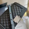 Damesontwerper iriserende parelachtige jongen gewatteerde zakken kruislichaam schoudertasje met zilveren metalen hardware verstelbare riem crossbody outdoor sacoche handtassen 25 cm