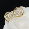 Tasarımcı Ladies Stud Küpeler 18K Altın Kaplama Trim Emaye Küpe Tasarımcı Marka İki Harf Geometrik Klasik Düğün Partisi Yüksek Son Takı Kutusu Gelin