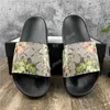 Yüksek kaliteli erkek bayan yaz sandaletler plaj slayt ev terlik bayanlar banyo düz kaydırıcılar modaya uygun ayakkabılar baskı deri kauçuk çiçekler arı multi üzüm yok