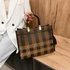 Design Bag Factory Wholesale and Retail Bag 2023 New f Women's Portable Msenger Versatile Trend Tote Canvas Flower Shopping Large